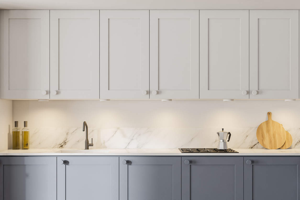 cabinet colors for small kitchens, with dark lower cabinets and light-colored upper cabinets